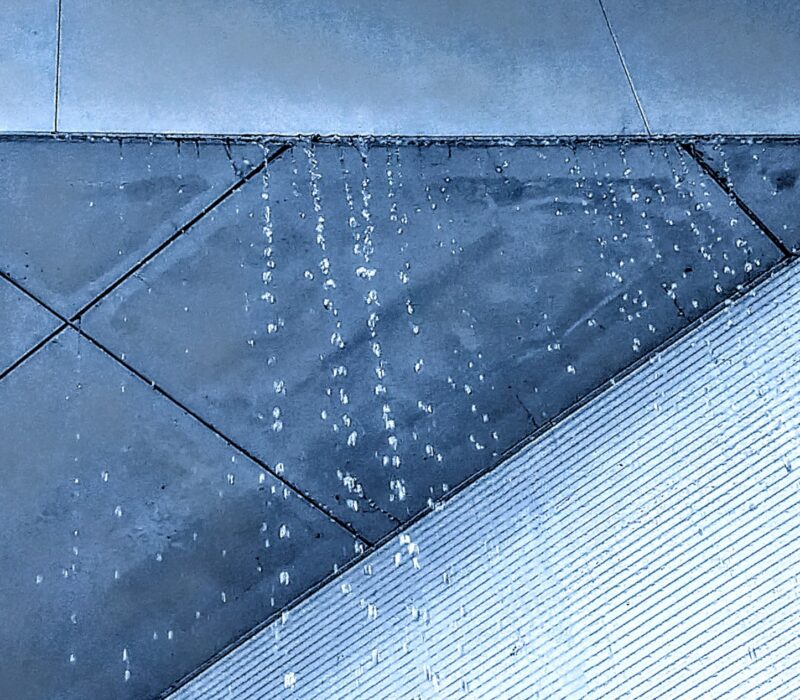 屋根塗装を怠り雨漏りしているイメージ画像